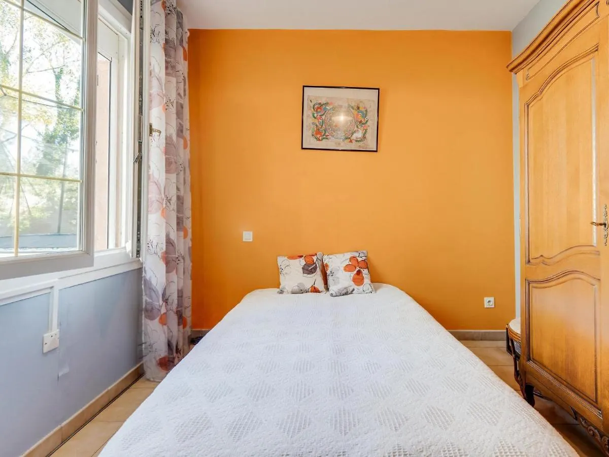Villa With Swimming Pool In Sorgues