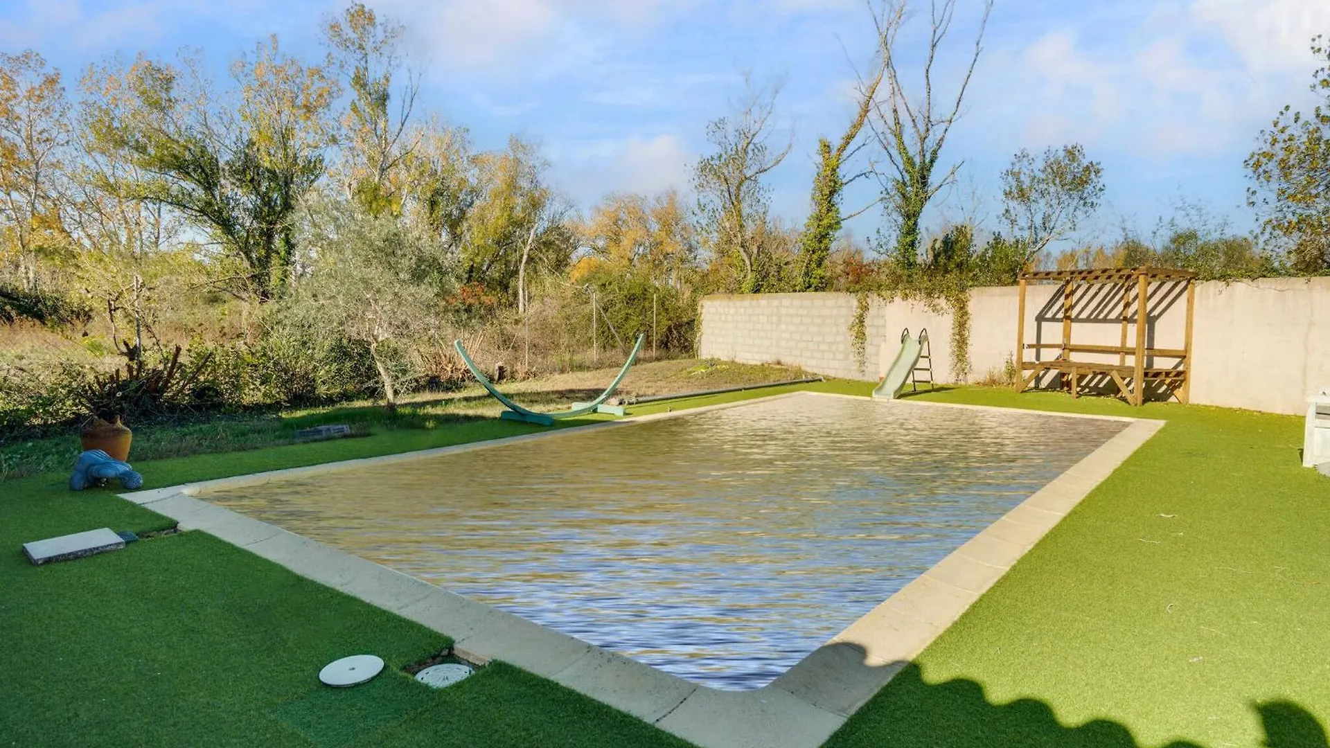 Villa With Swimming Pool In Sorgues France